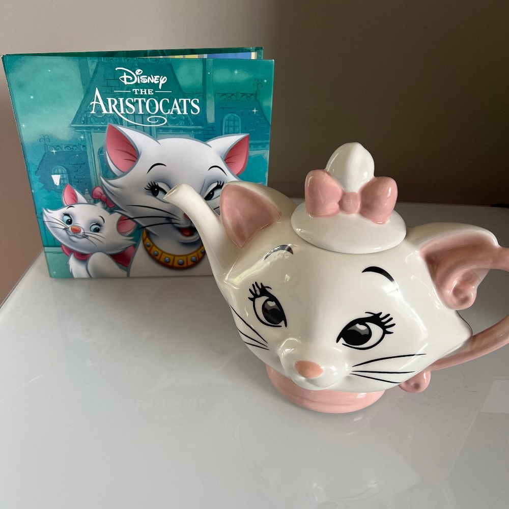 Disney The Aristocats Marie Figural Teapot & book